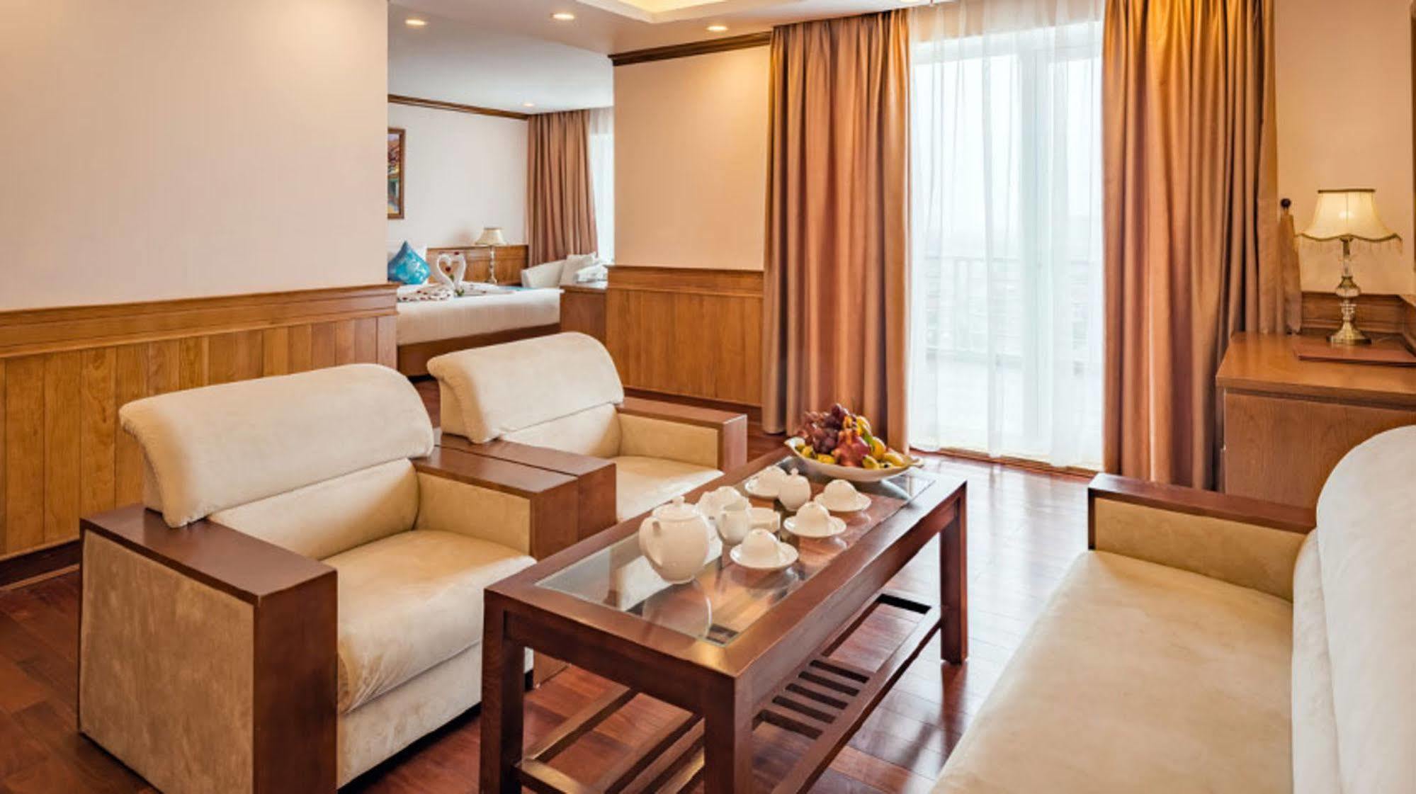 Lam Giang Hotel Vinh Bagian luar foto