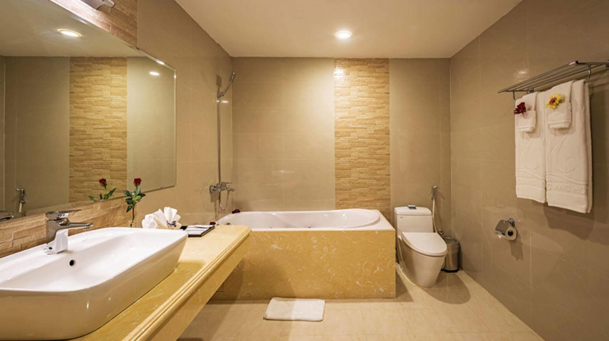 Lam Giang Hotel Vinh Bagian luar foto