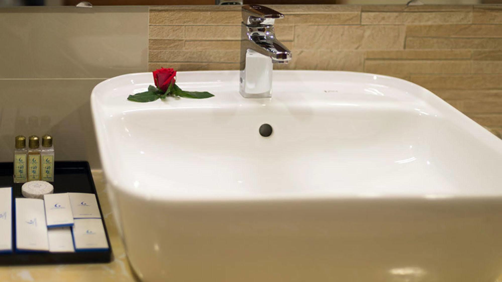Lam Giang Hotel Vinh Bagian luar foto